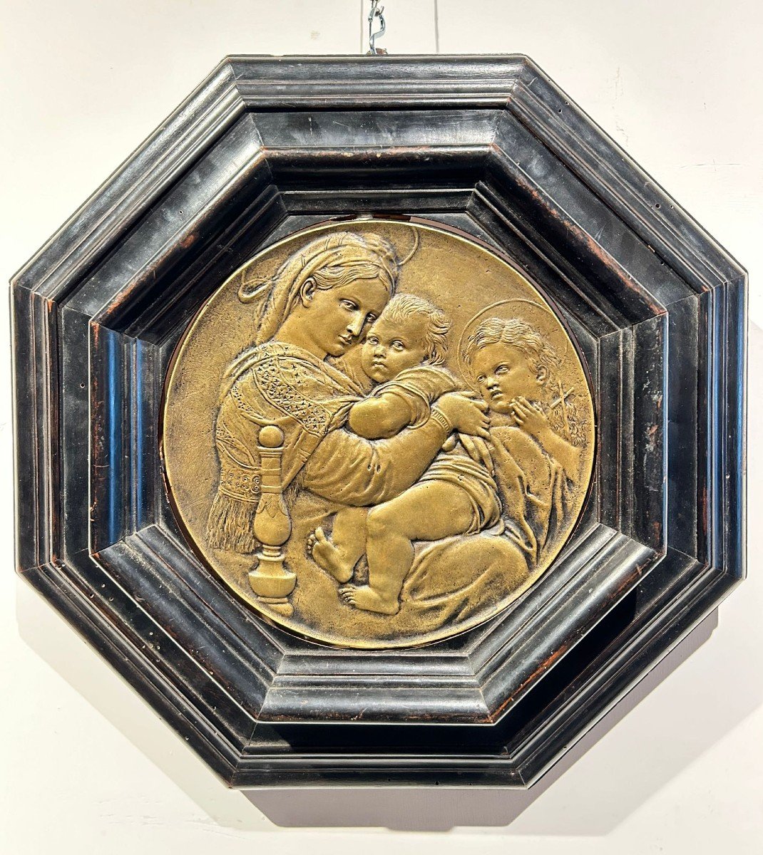 Placca in bronzo "Madonna della Seggiola" su cornice ottagonale del Seicento.