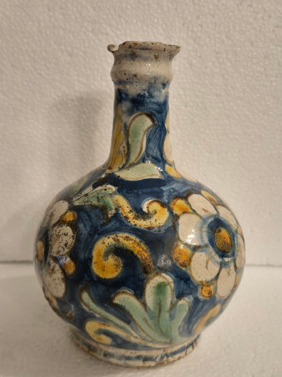 Bottiglia in maiolica di Caltagirone, Sicilia XVIII secolo