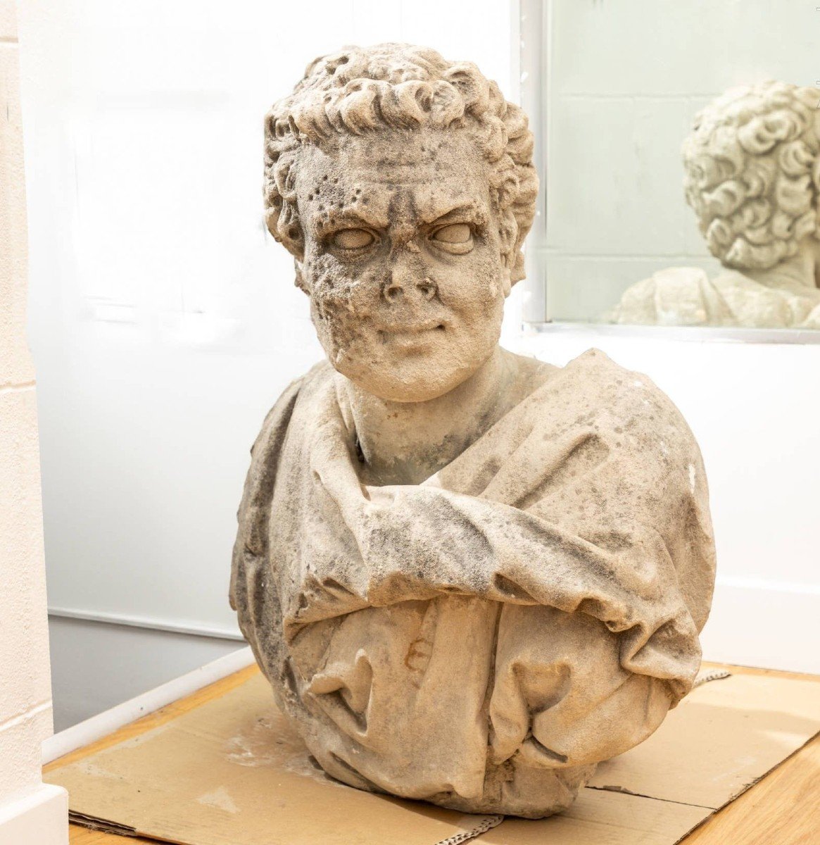 Busto in pietra raffigurante un uomo con abito drappeggiato, XVIII