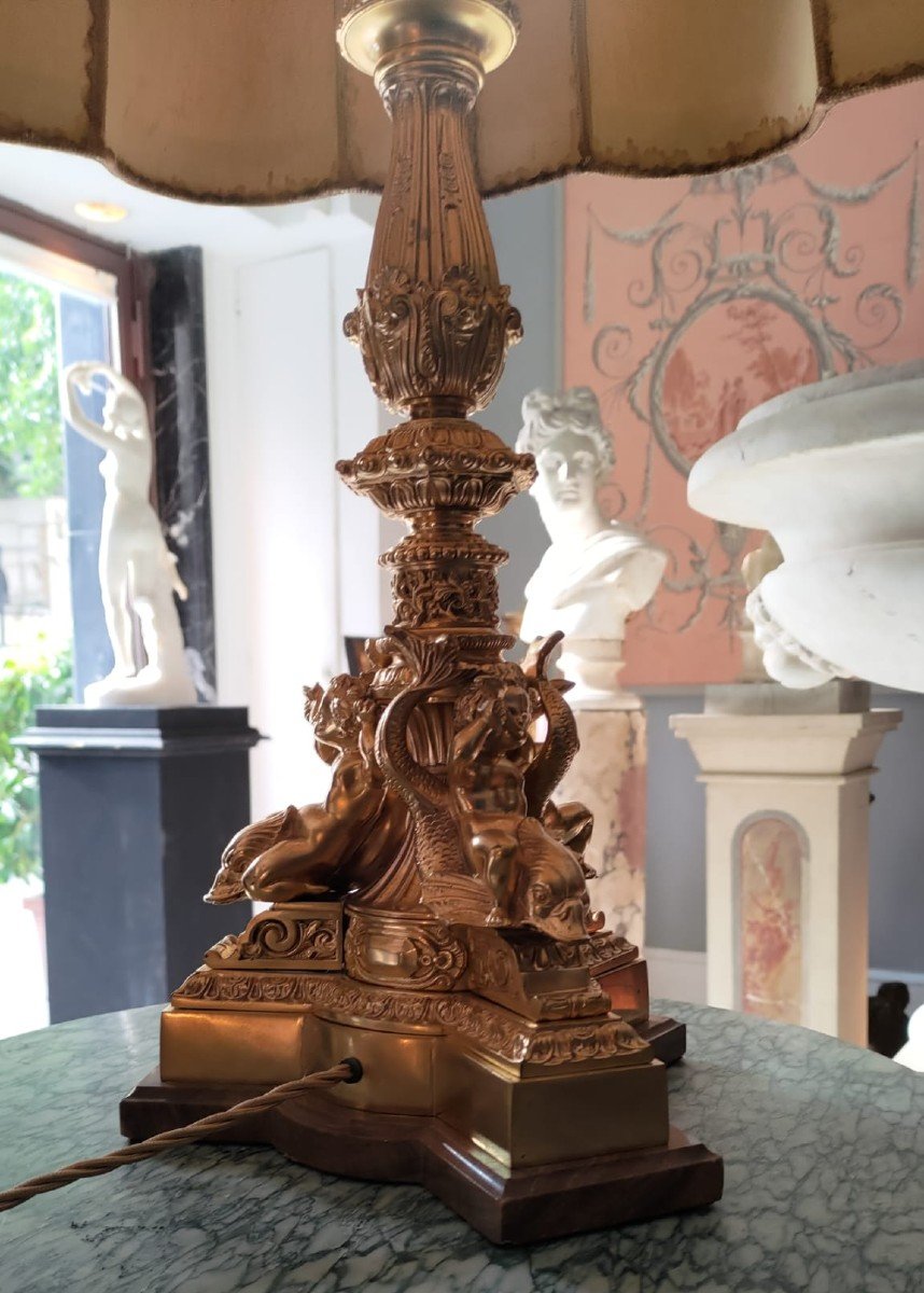 Lampada Napoleone III, in bronzo, XIX secolo, decorata con motivi marini