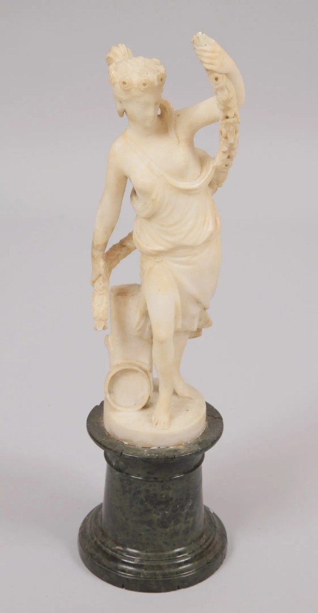 STATUETTA in alabastro, base in marmo verde. Opera italiana della prima parte del  XIX secolo