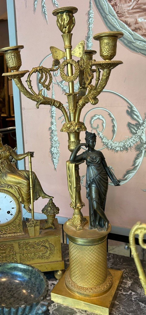 Paio di candelabri Carlo X in bronzo dorato con figure in bronzo in parina scura