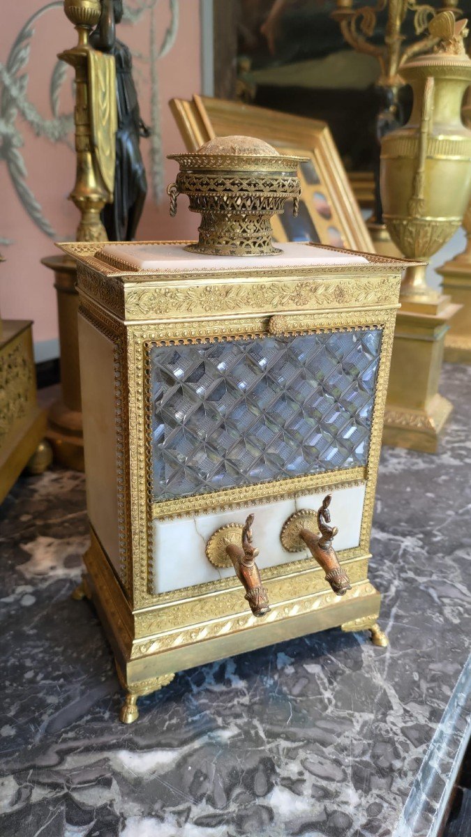 Portaprofumi in bronzo dorato e marmo bianco e cristallo cesellato con specchio interno-photo-1