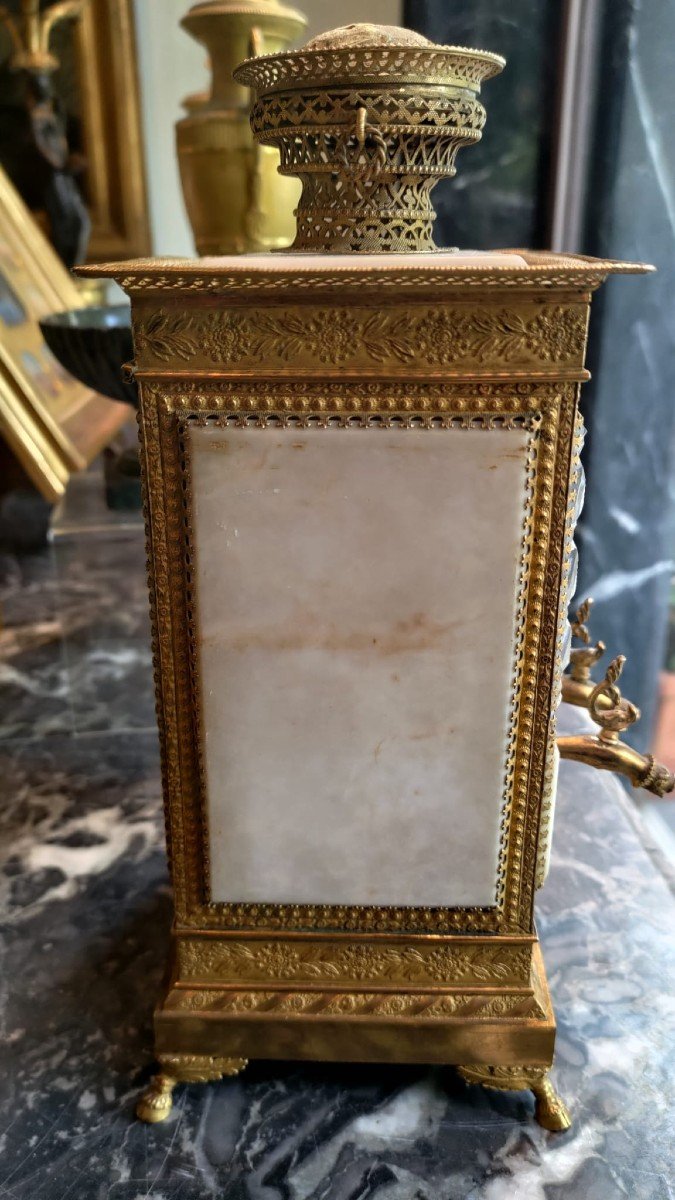 Portaprofumi in bronzo dorato e marmo bianco e cristallo cesellato con specchio interno-photo-2