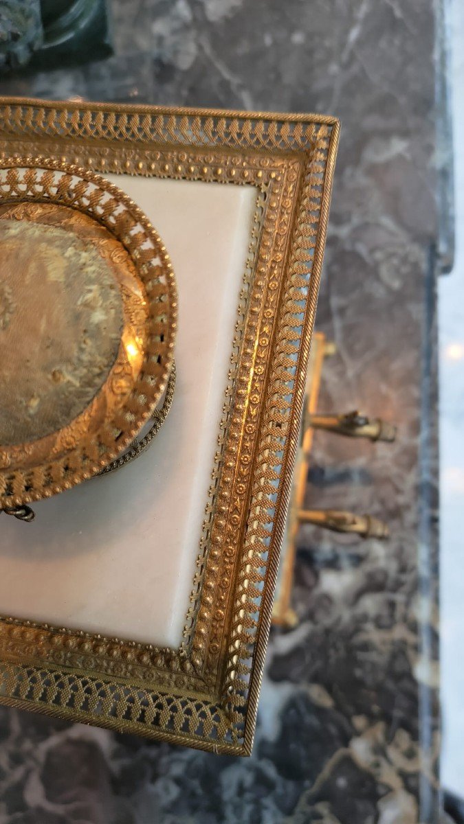 Portaprofumi in bronzo dorato e marmo bianco e cristallo cesellato con specchio interno-photo-3