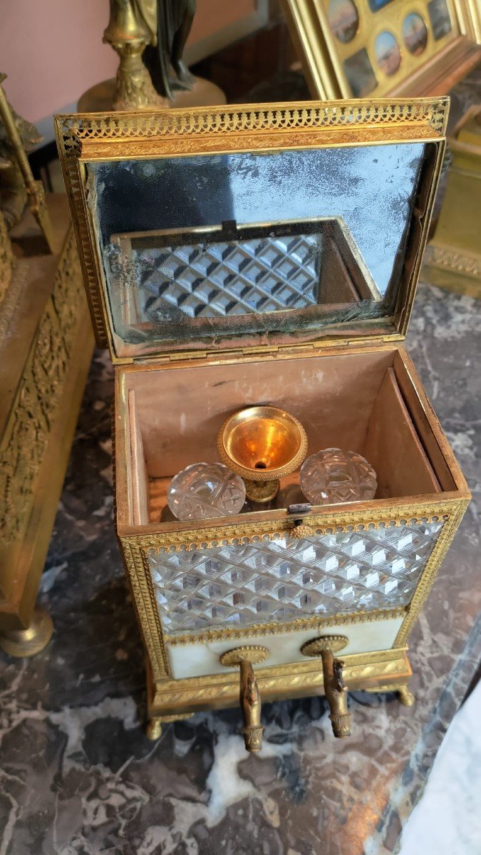 Portaprofumi in bronzo dorato e marmo bianco e cristallo cesellato con specchio interno-photo-4