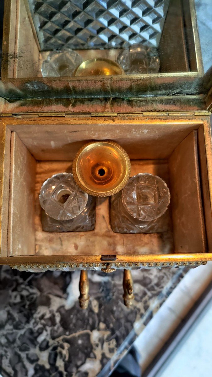 Portaprofumi in bronzo dorato e marmo bianco e cristallo cesellato con specchio interno-photo-5