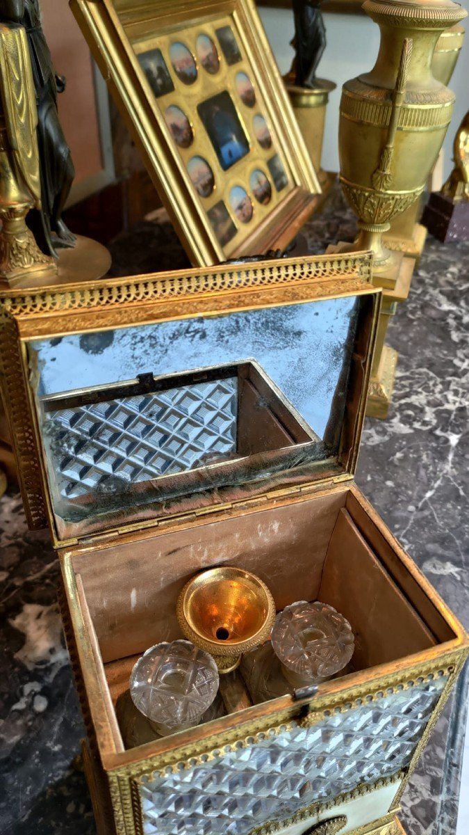 Portaprofumi in bronzo dorato e marmo bianco e cristallo cesellato con specchio interno-photo-6