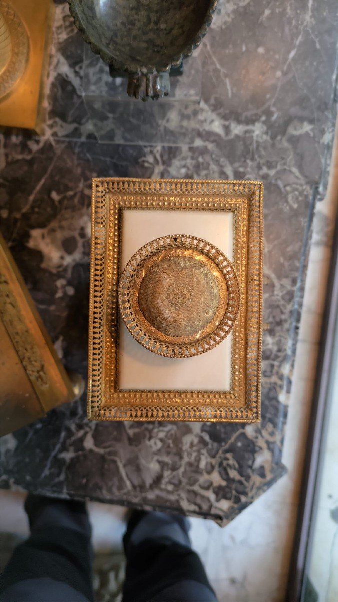 Portaprofumi in bronzo dorato e marmo bianco e cristallo cesellato con specchio interno-photo-7