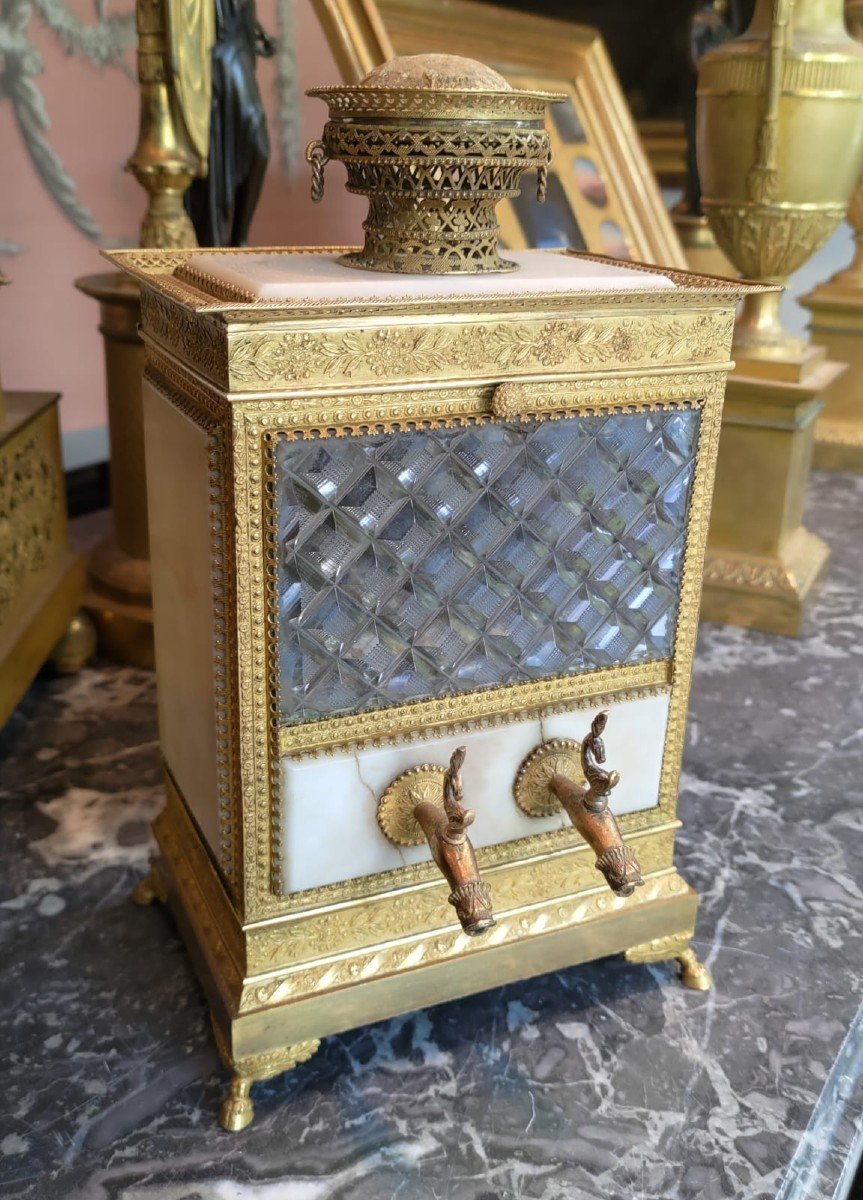 Portaprofumi in bronzo dorato e marmo bianco e cristallo cesellato con specchio interno