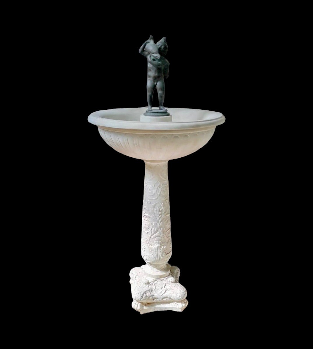 Fontana in marmo con putto in bronzo.