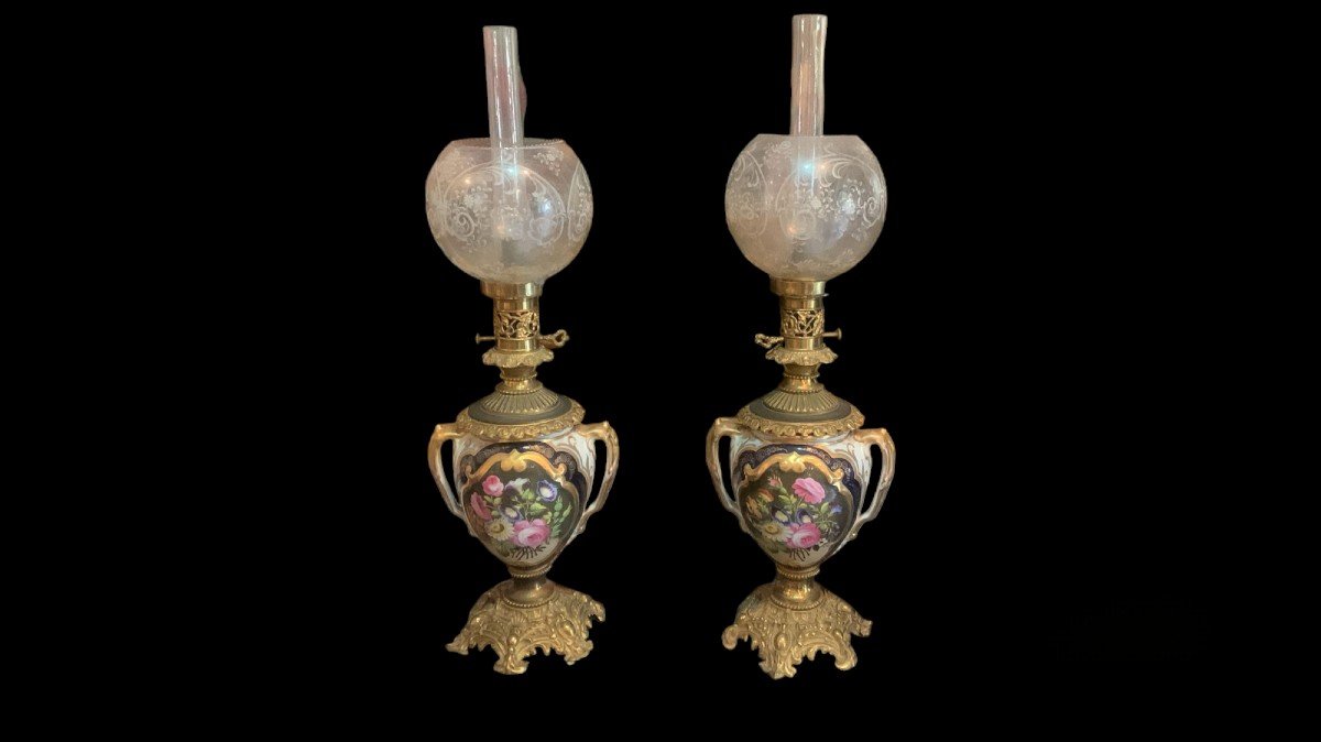 Casselle XIX sec.,porcellana, globi vetro originali, lampade a olio, base e struttura in bronzo