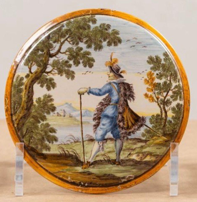 CASTELLI. Medaglia in maiolica policroma decorata a persona. XVIII secolo