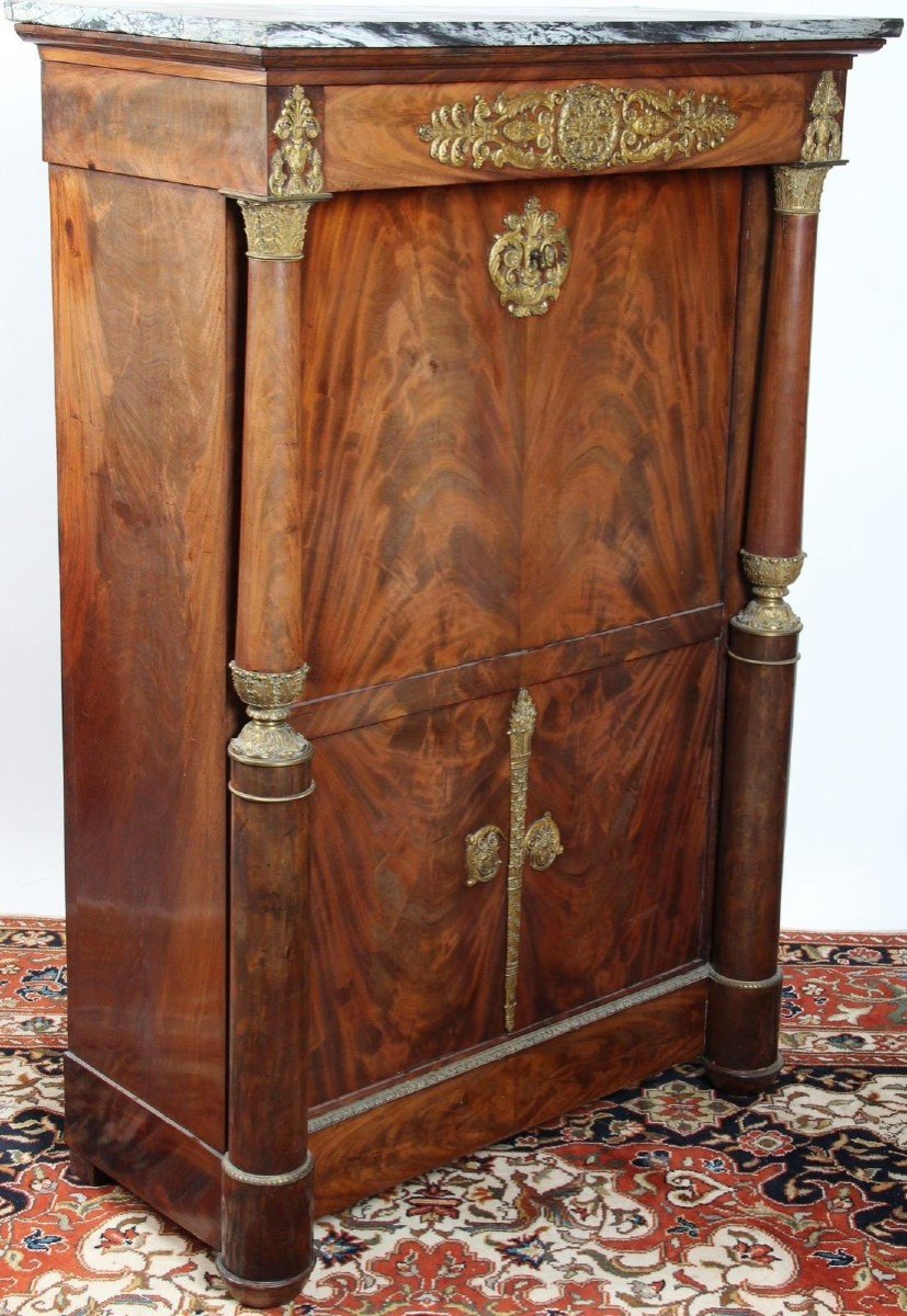 Secretaire in mogano con finitura in bronzo dorato, marmo in grigio venato. Impero XIX sec.