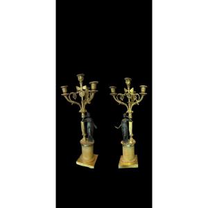 Paio di candelabri Carlo X in bronzo dorato con figure in bronzo in parina scura