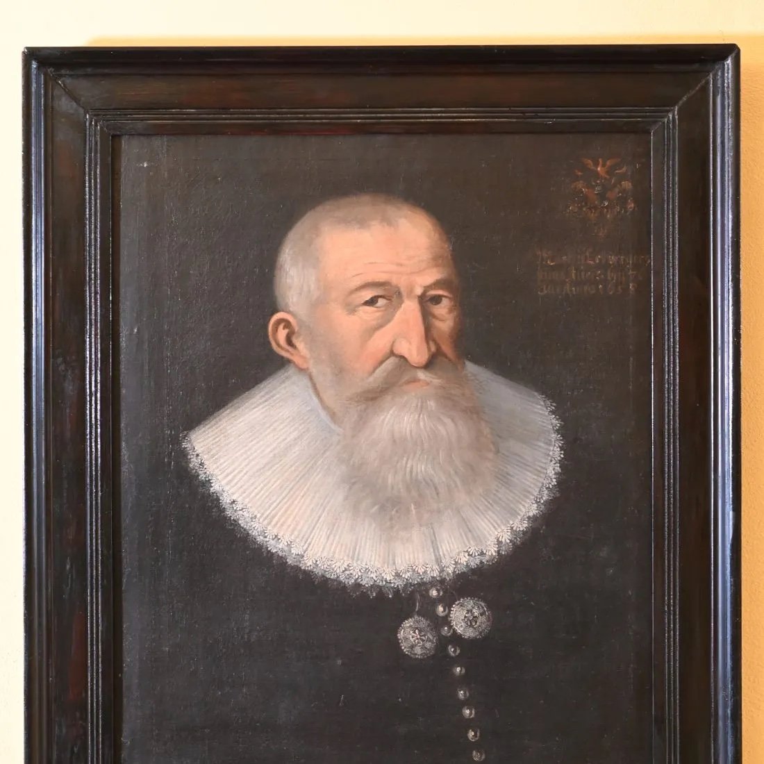 Ritratto di gentiluomo con stemma nobiliare. Sec. XVII-photo-2