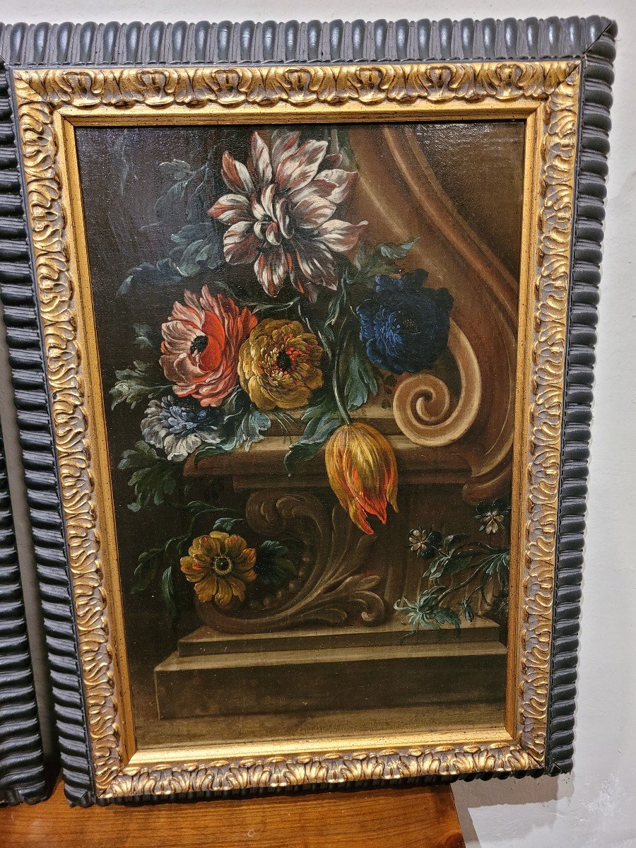 “Coppia di dipinti con fiori  su elegante basamento decorativo”. Oli su tela del XVIII secolo-photo-3