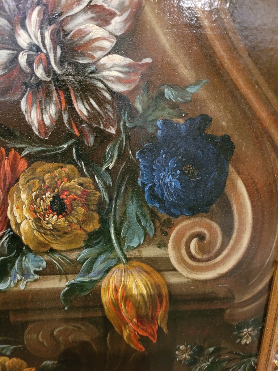 “Coppia di dipinti con fiori  su elegante basamento decorativo”. Oli su tela del XVIII secolo-photo-2