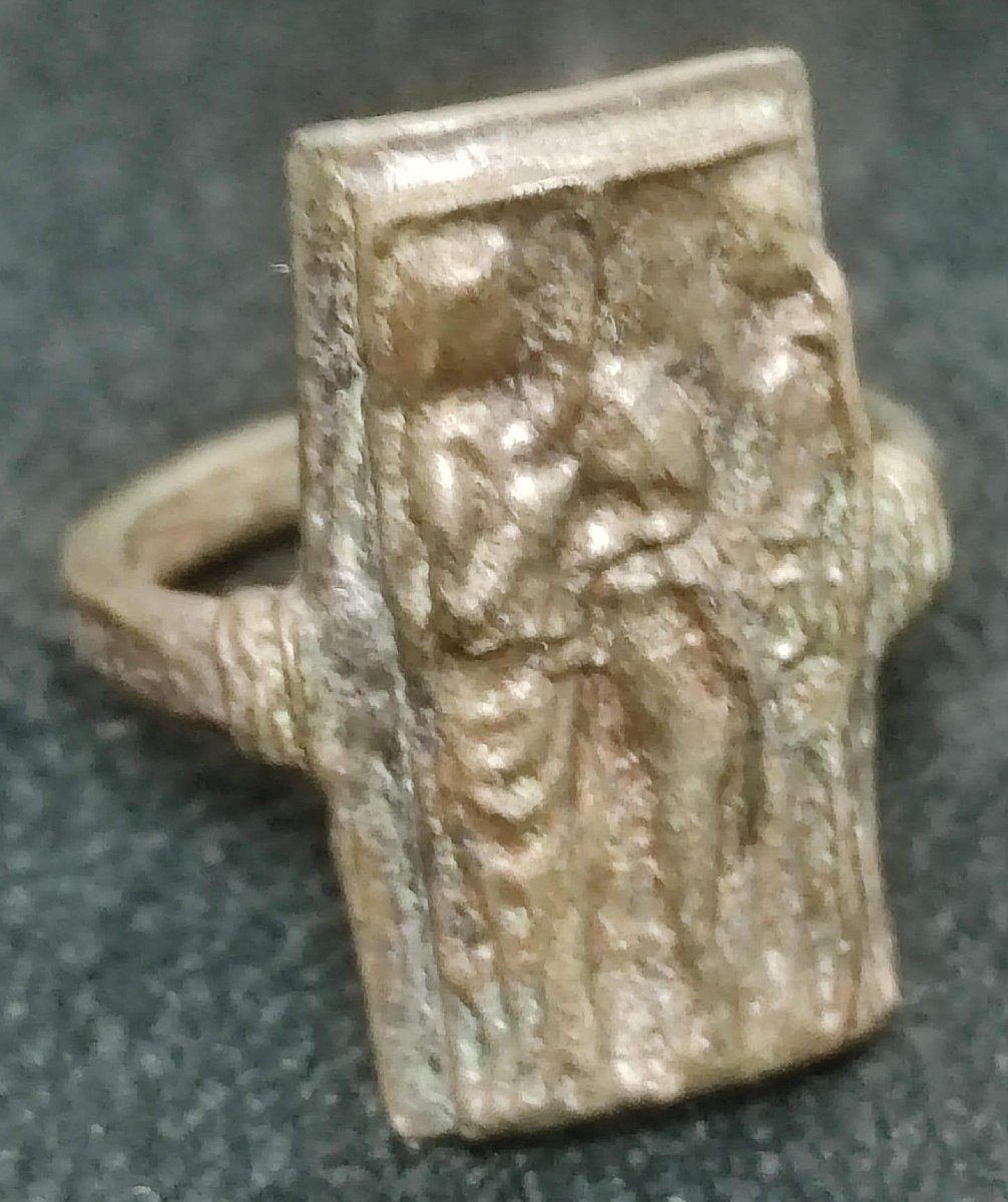 Anello in bronzo raffigurante un Cavaliere che con la spada nomina Cavaliere un giovane. XIV S.-photo-1