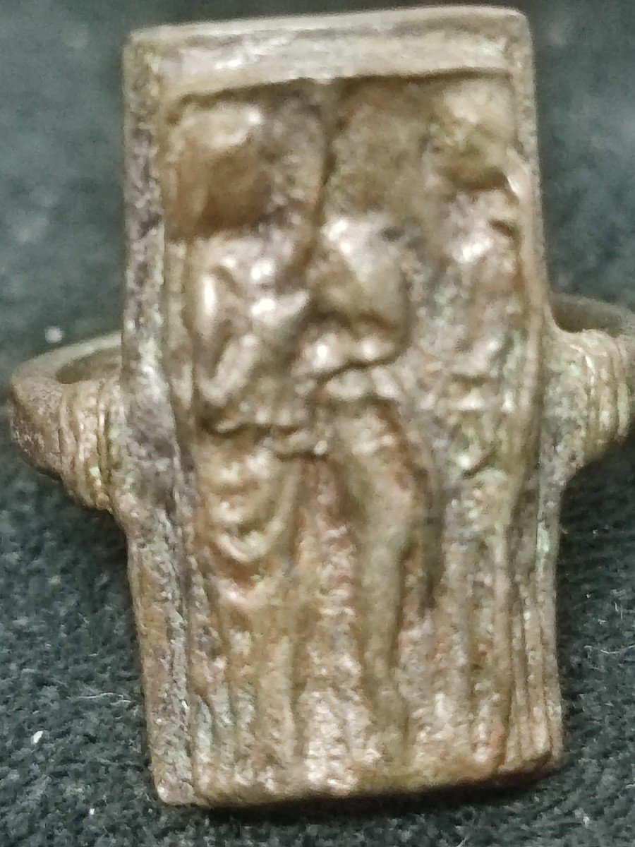 Anello in bronzo raffigurante un Cavaliere che con la spada nomina Cavaliere un giovane. XIV S.