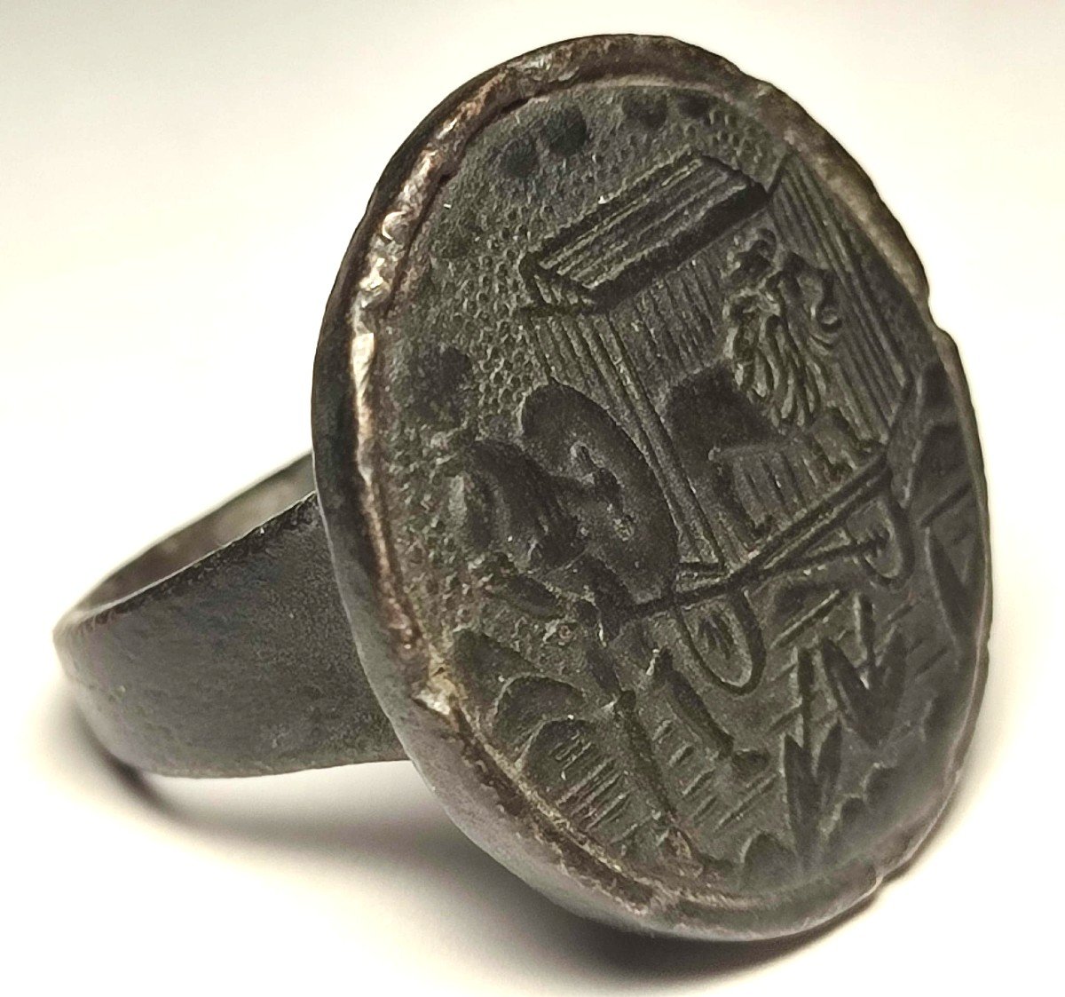 Anello Templare in bronzo raffigurante un Cavaliere che invita un Leone a battersi.