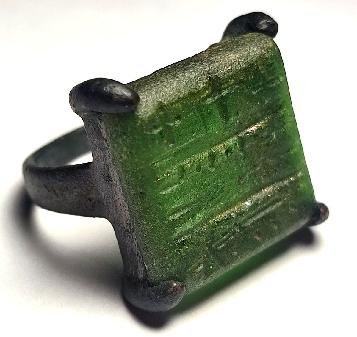 Anello Templare  In Bronzo Con Pasta Vitrea Incisa. Sicilia Sec. XII-xiii