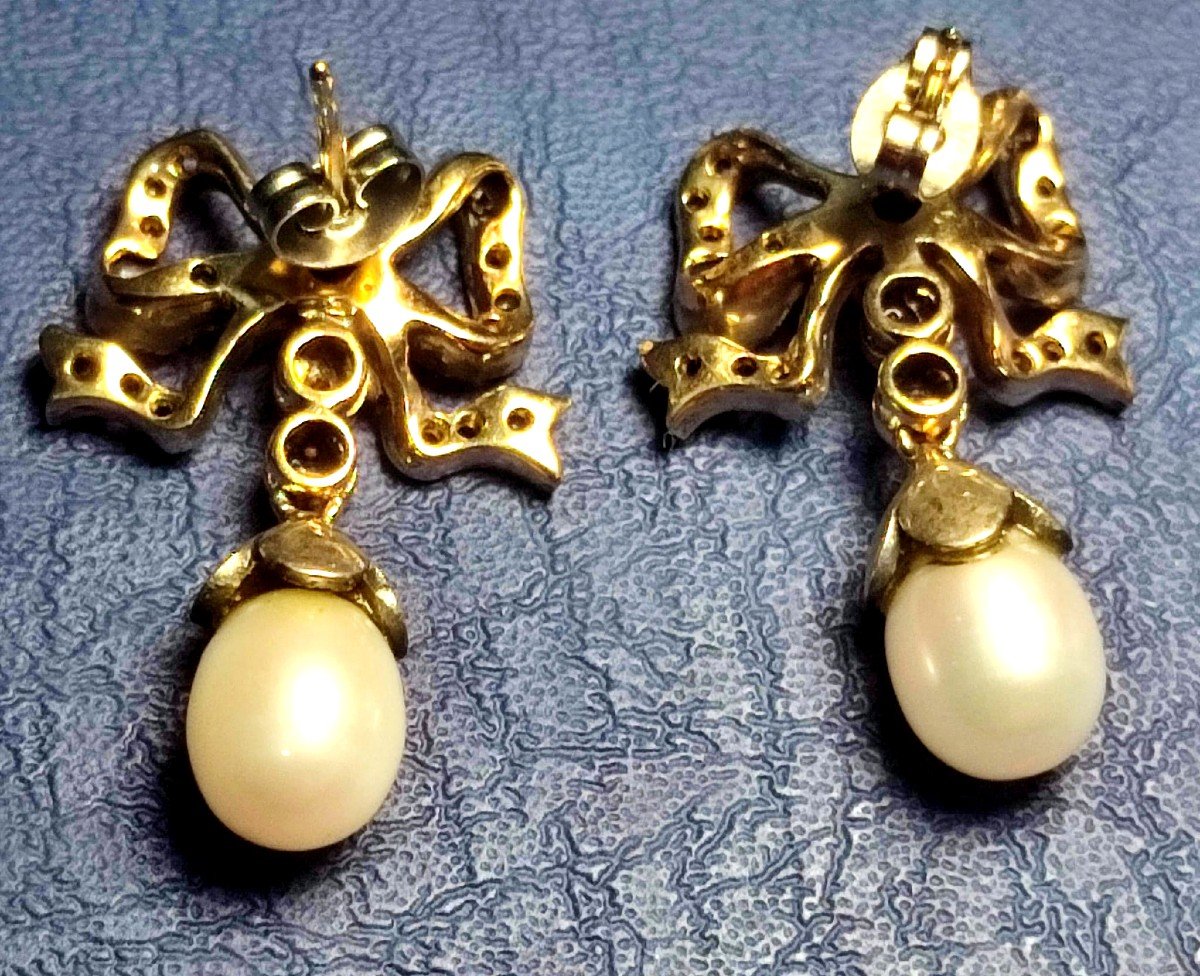 Orecchini con pendenti di perle scaramazze e un nodo con diamanti e due rubini al centro.-photo-2