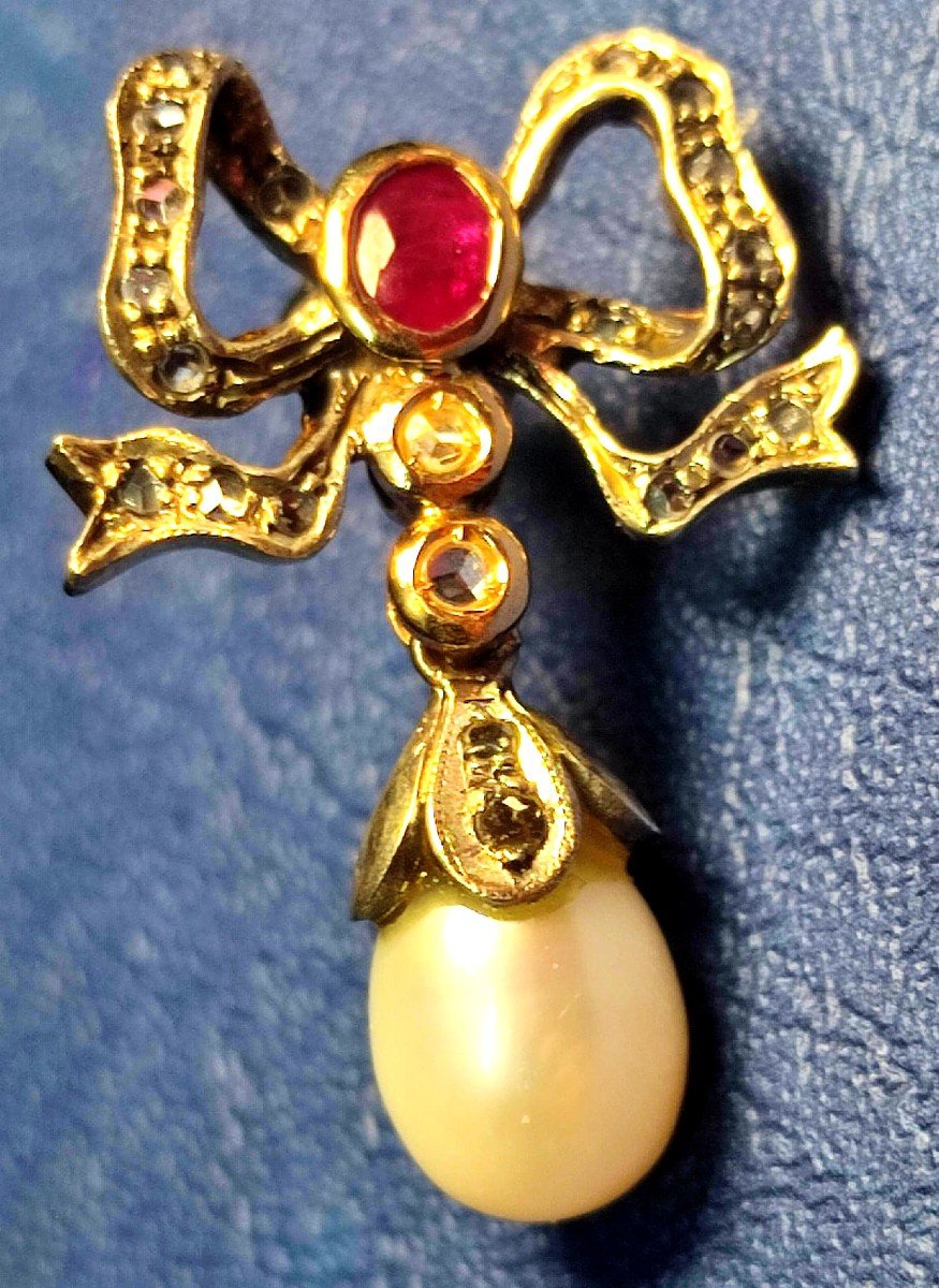Orecchini con pendenti di perle scaramazze e un nodo con diamanti e due rubini al centro.-photo-3