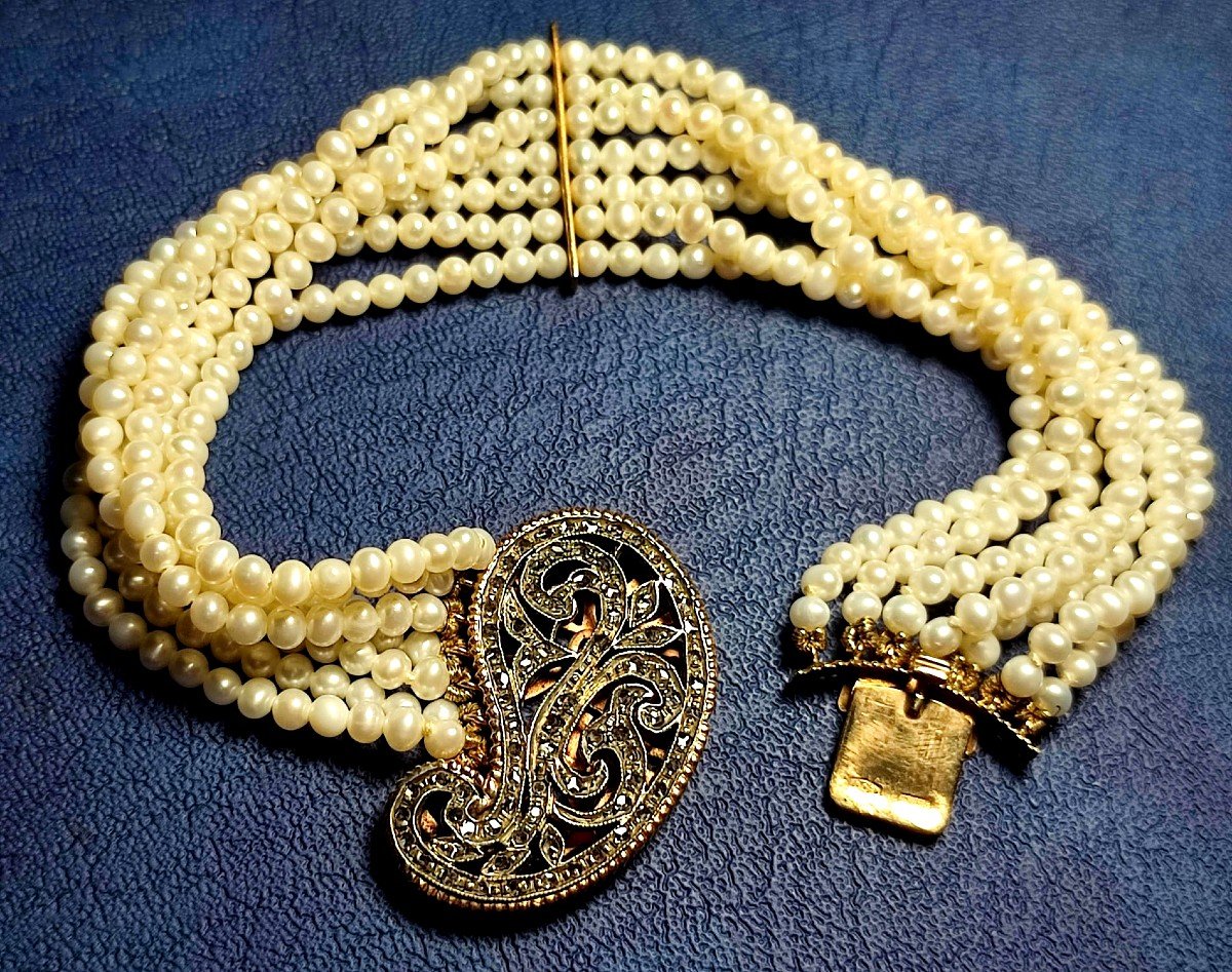 Elegante Bracciale di perle con susta in oro e diamanti a forma di goccia Cachemire. Italia 70'
