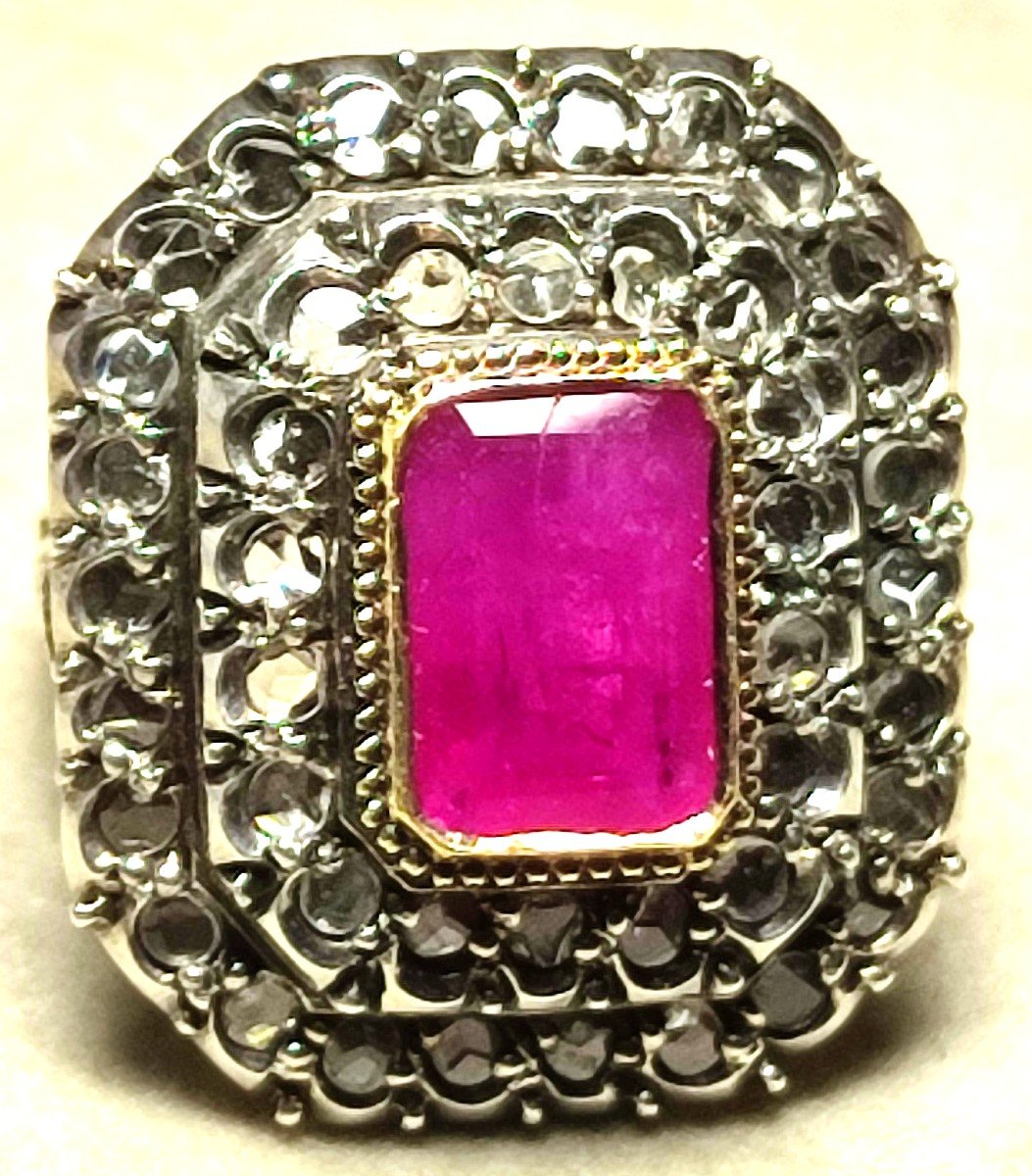 Anello in oro e coppella con rose kt.1,20 circa e rubino indiano di kt. 2,40 circa. Peso gr.12