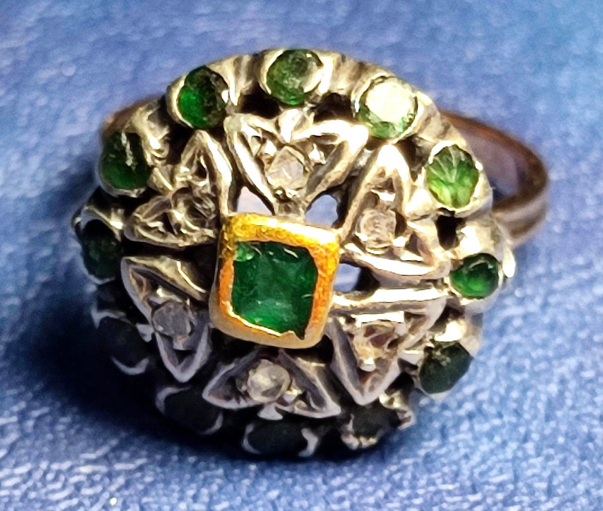 Anello a 'fiore' oro 12 kt. con smeraldi e diamantini su coppella. Artigiano orafo siciliano  -photo-2