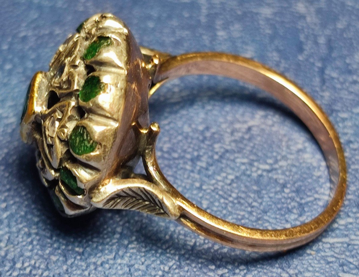 Anello a 'fiore' oro 12 kt. con smeraldi e diamantini su coppella. Artigiano orafo siciliano  -photo-4