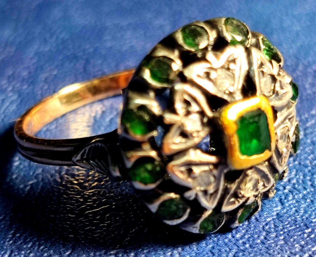 Anello a 'fiore' oro 12 kt. con smeraldi e diamantini su coppella. Artigiano orafo siciliano  