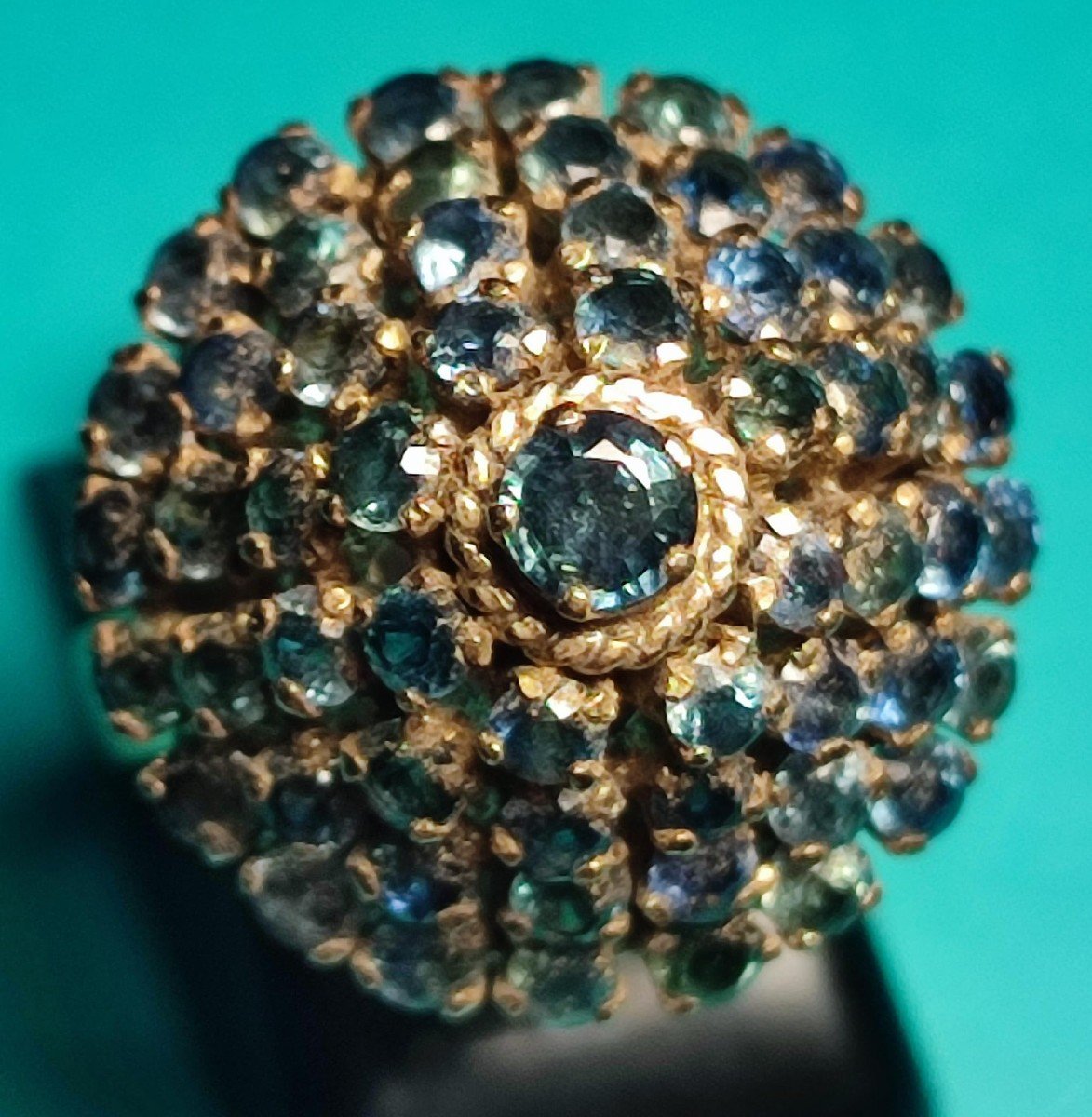  Anello a piramide di zaffiri naturali su oro 18 kt.- Gioiello anni 60' di gr 7,2