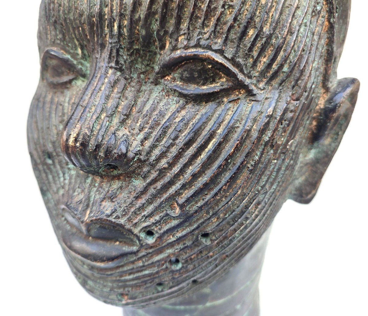 Donna africana tatuata. Scultura Benin  in bronzo del primo 900'. H. cm.35-photo-2