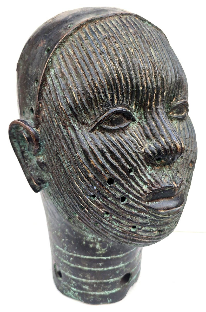 Donna africana tatuata. Scultura Benin  in bronzo del primo 900'. H. cm.35