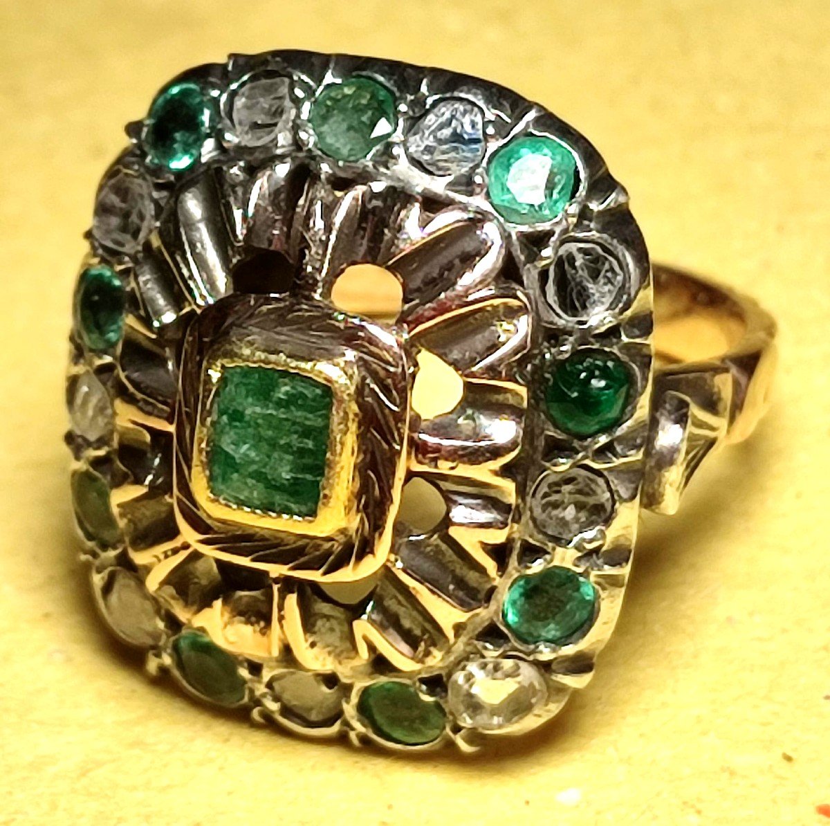 Anello in oro e coppella con smeraldi e diamanti. Oreficeria Siciliana anni 60'- gr.8