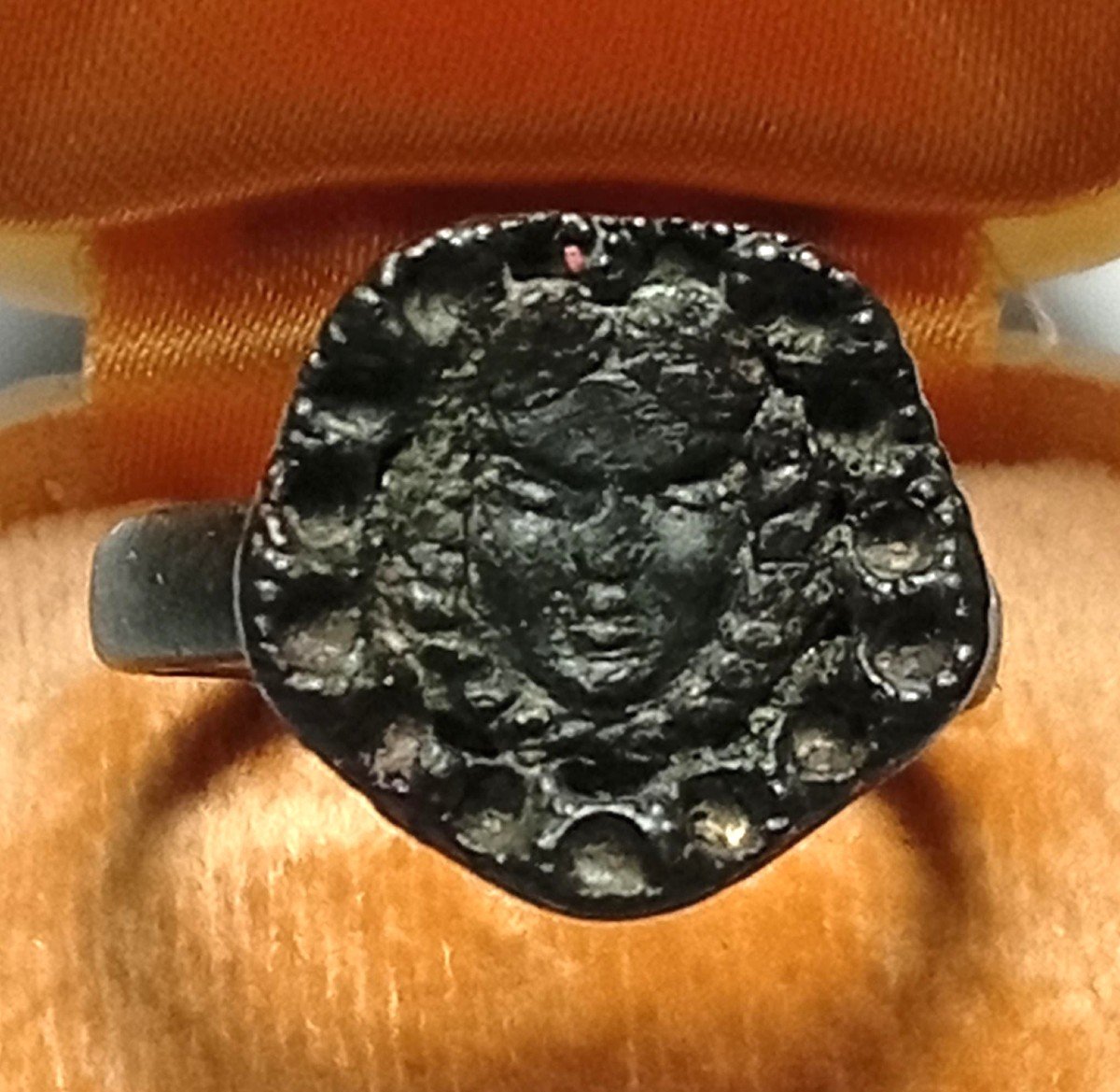 Anello-sigillo Medievale  Esoterico In Bronzo, Con Il Volto Di Une Donna Entro Un Pentacolo.