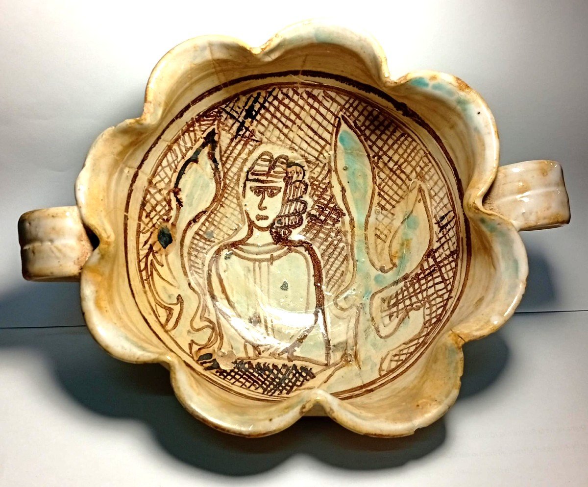 Coppa biansata in maiolica con figura di Donna dai capelli ricci. Centro Italia XIV sec