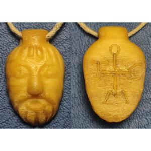 Rarissimo  Amuleto-sigillo con il volto di un Templare, scolpito in corno di cervo,.