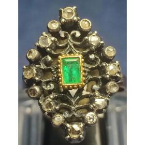 Anello con smeraldo e diamanti in oro e coppella del primo 900. Stile settecentesco, opera di o