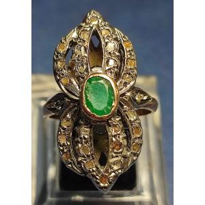 Anello in oro, coppella smeraldo e diamanti dei primi del '900