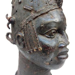 Scultura Benin In Bronzo Del Primo 900' 'Donna africana con alto copricapo . Altezza Cm.72