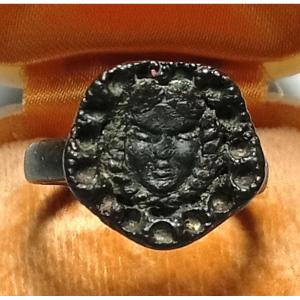 Anello-sigillo Medievale  Esoterico In Bronzo, Con Il Volto Di Une Donna Entro Un Pentacolo.