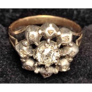 Anello 'fiore' oro e coppella con brillante centrale taglio antico contornato da diamantini.  