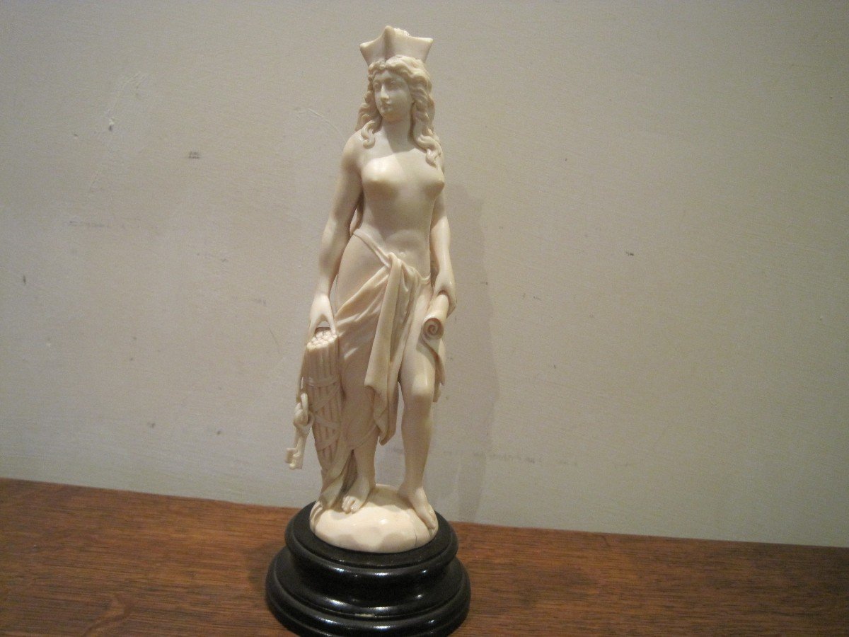 Scultura in avorio che rappresenta la Libertò Repubblicana, DIeppe, 1860 circa.  Con CITES