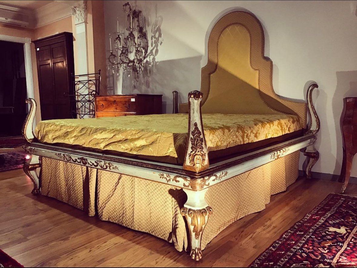 Letto fine '700 laccato con decori in oro, testata imbottita tappezzata, telaio originale.