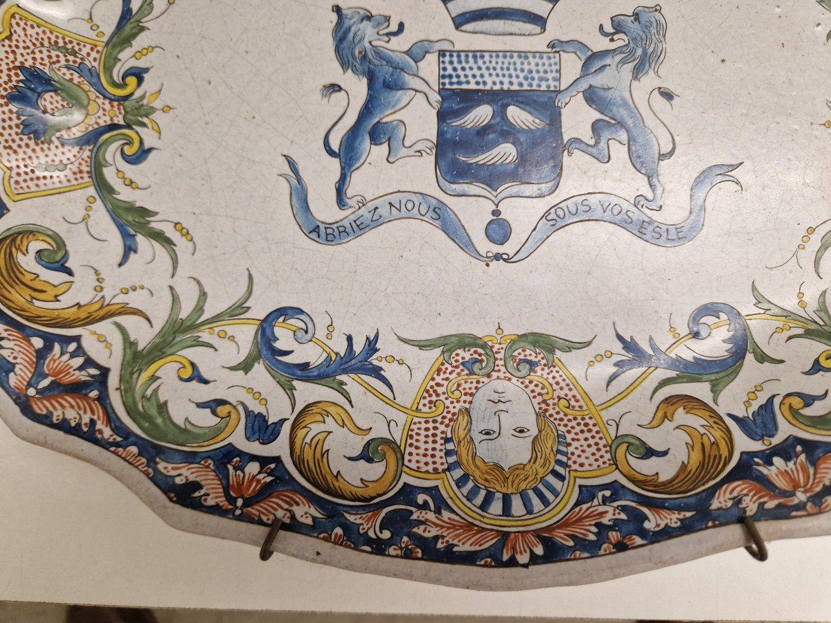 Raro vassoio in maiolica di Rouen del settecento con stemma -photo-3