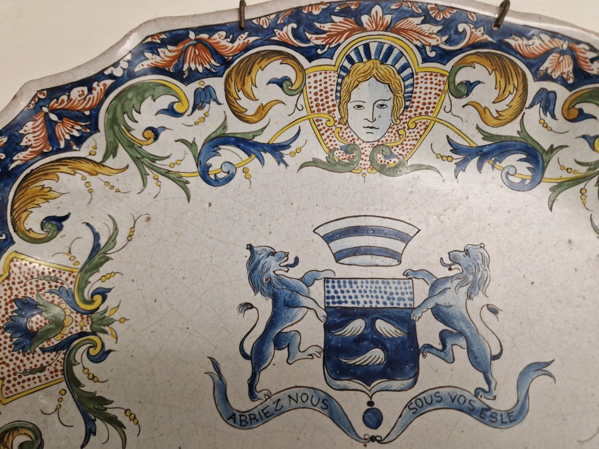 Raro vassoio in maiolica di Rouen del settecento con stemma -photo-4