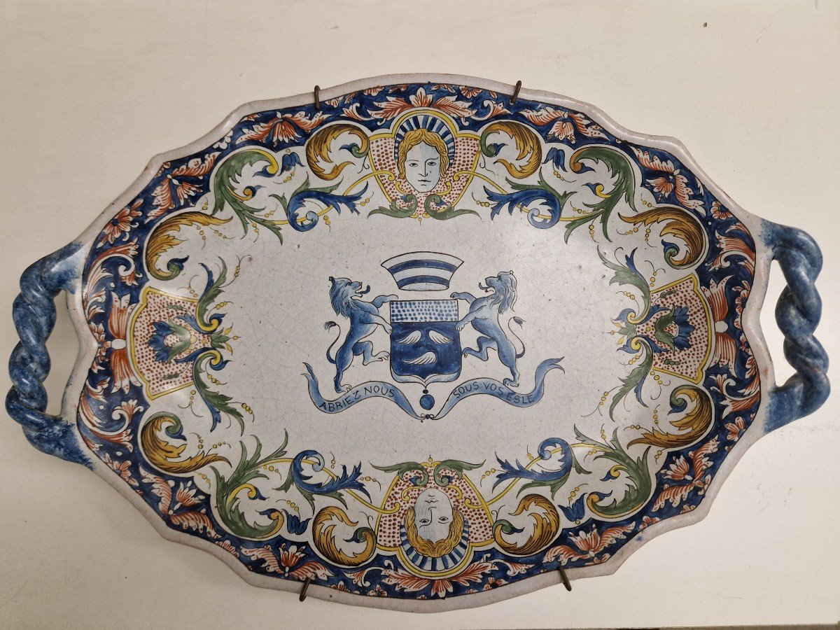 Raro vassoio in maiolica di Rouen del settecento con stemma 